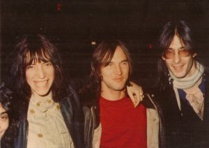 Patti Smith, Todd, Lenny Kaye 1977.jpg